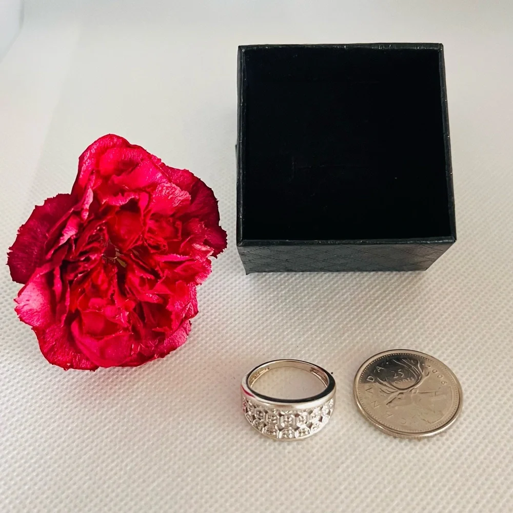 Elegant “Connection” Design Genuine Silver Band Ring - Size 6.5 - Picture 2 of 4